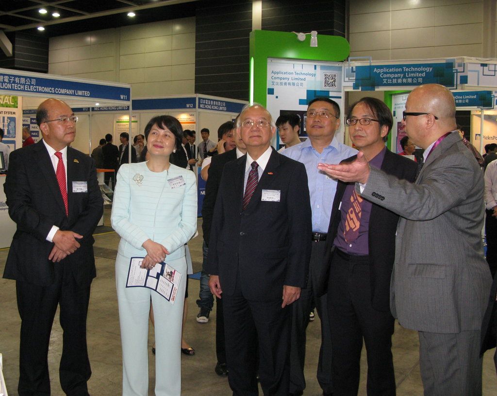 Mr Daniel Lai, Government Chief Information Officer of the HKSAR (third from right), Mr Peter Cheung, Director of Intellectual Property of the HKSAR (second from right); Mrs Agnes Mak, Executive Director of HKPC (third from left); and Mr Walter Yeung, Chairman of Organizing Committee of the Exhibition (second from left) talk with exhibitors of the Exhibition